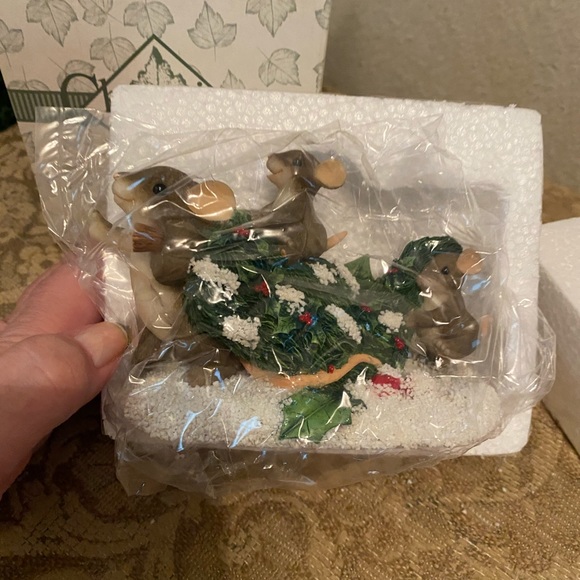 Charming Tails Bringing Home the Tree - Picture 6 of 7